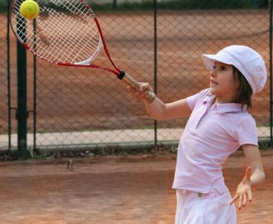 Tenis la sate: Copiii şi tinerii din satele Bihorului, învăţaţi să joace tenis de câmp